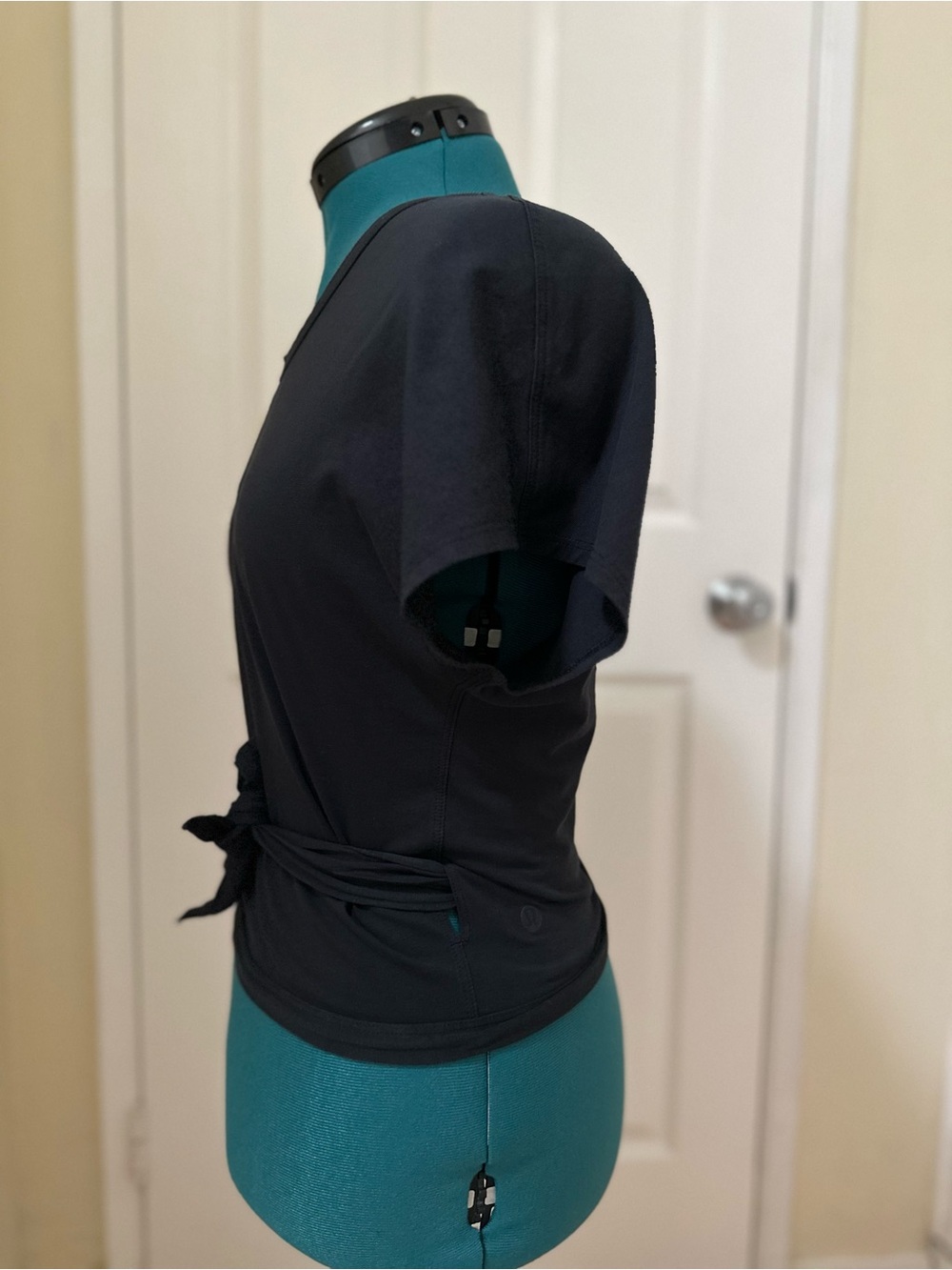 Lululemon It's A Tie Tee Cropped Wrap Shirt Black Sz 8 EUC $68 MSRP Pima Cotton - Picture 4 of 7